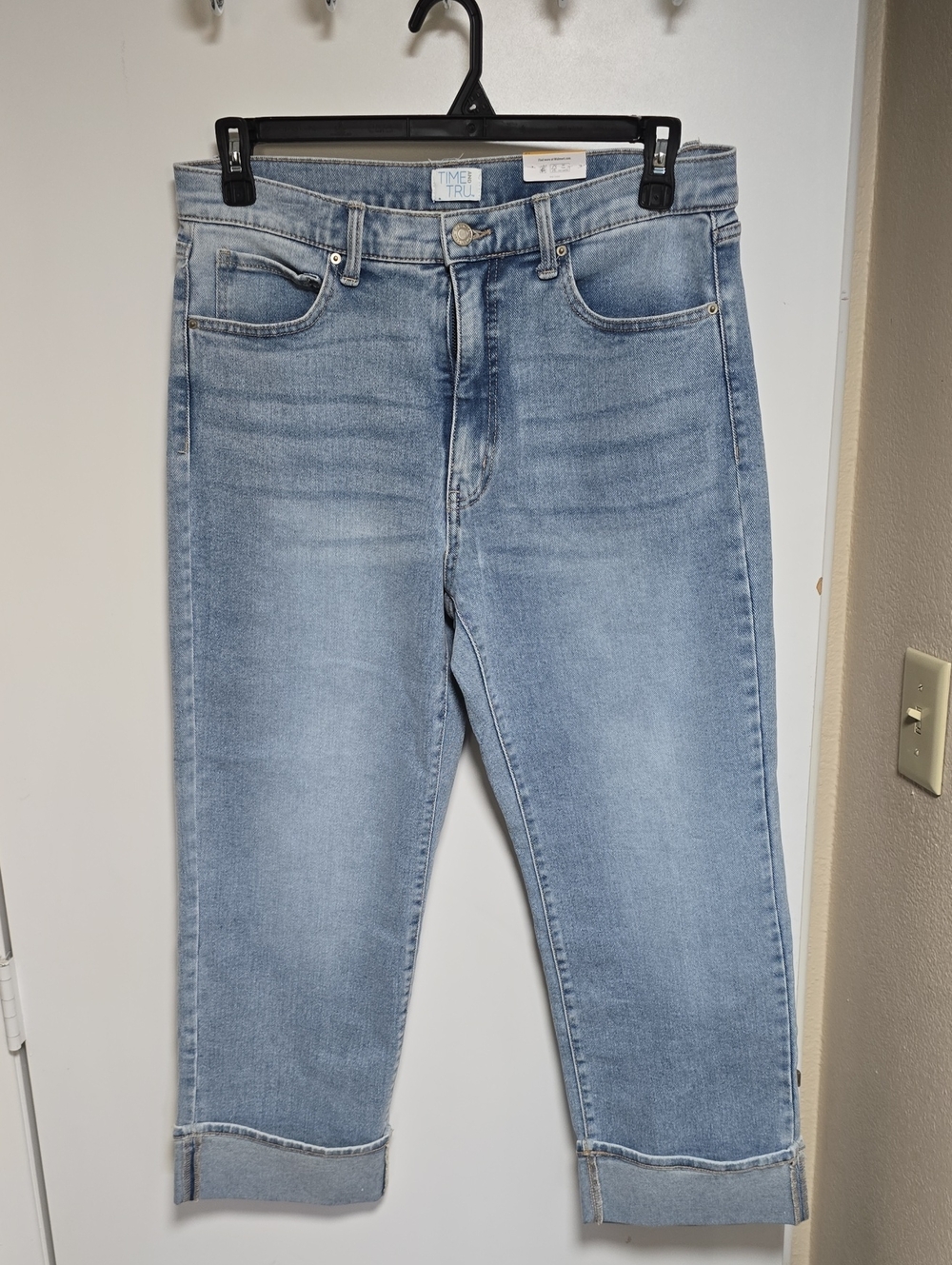 Time and Tru Men’s Light Blue Relaxed Jeans with Cuffed Hem
